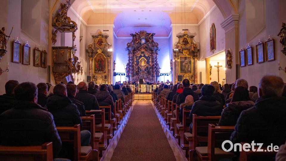 Die Besucher in der vollbesetzten Pfarrkirche Teunz genossen das sehr abwechslungsreiche weihnachtliche Konzert Bild: Robert Zach