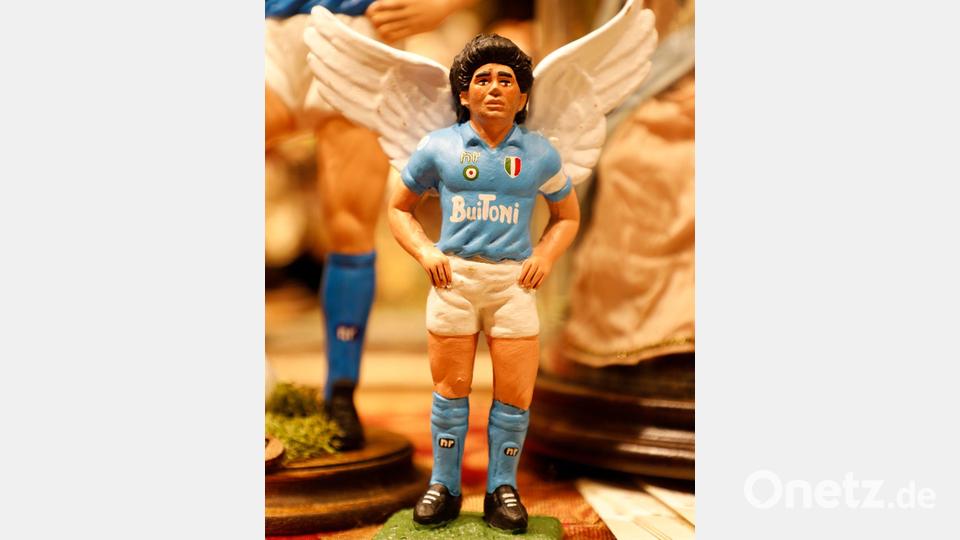 Fußball-Legende Maradona gab es in Neapel auch als Krippenfigur mit Engelsflügeln. (Archivbild) Bild: Fabio Sasso/LaPresse via ZUMA Press/dpa