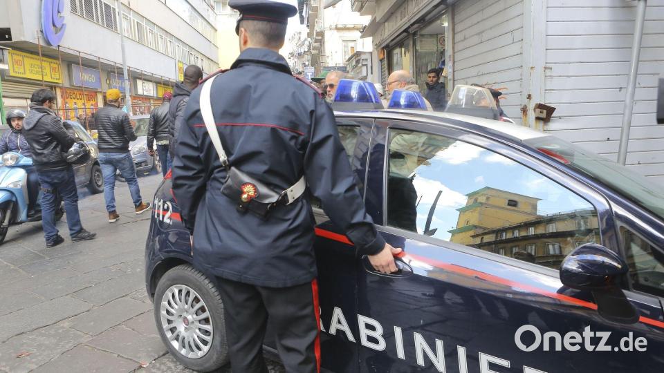 Carabinieri nehmen in Neapel einen gesuchten Boss eines Camorra-Clans fest. (Symbolbild) Bild: picture alliance / Roberta Basile/Pacific Press via ZUMA Wire/dpa