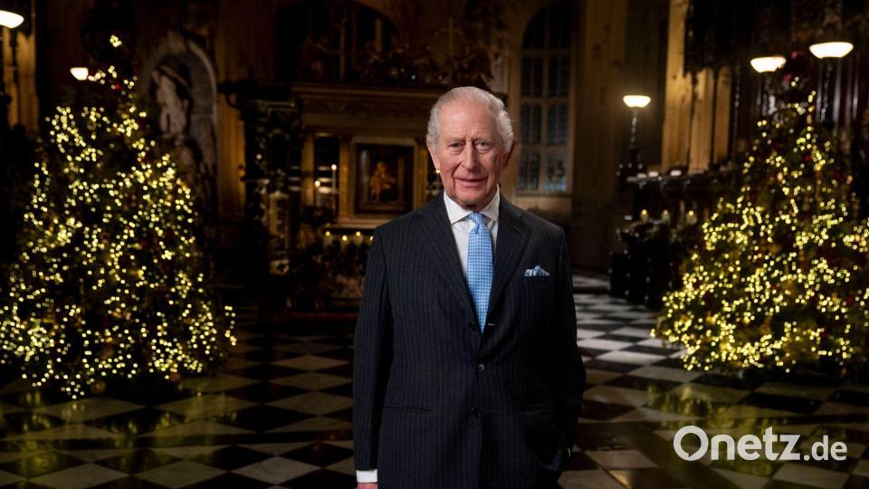 König Charles III. während der Aufzeichnung seiner Weihnachtsbotschaft. Bild: Aaron Chown/Pool PA/AP/dpa