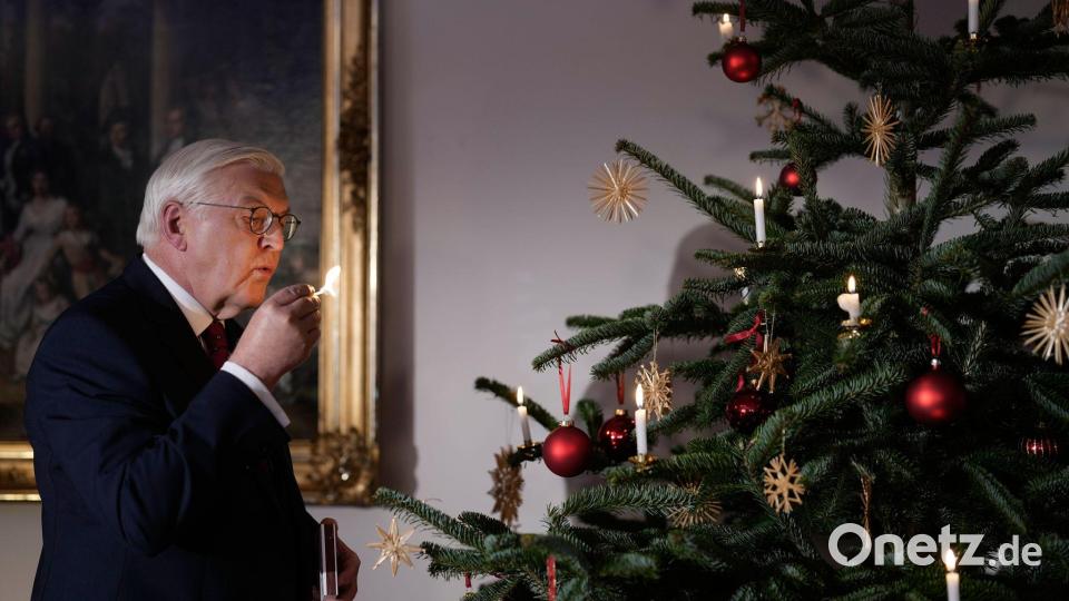 Nach seiner Ansprache entzündet Steinmeier eine Kerze am Weihnachtsbaum. Bild: Markus Schreiber/Pool AP/dpa