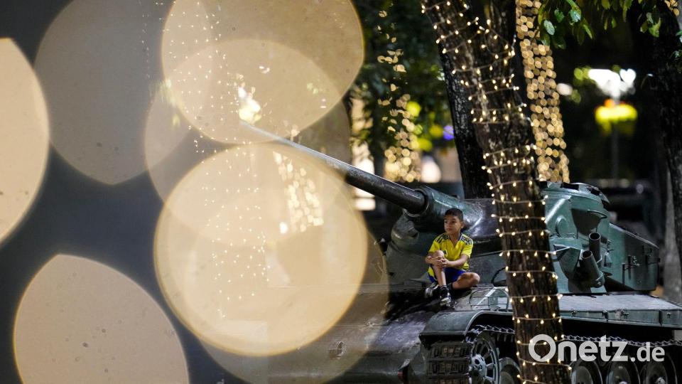 Kind auf gepanzertem Fahrzeug zwischen Lichterglanz und Weihnachten in Caracas Bild: Matias Delacroix/AP/dpa