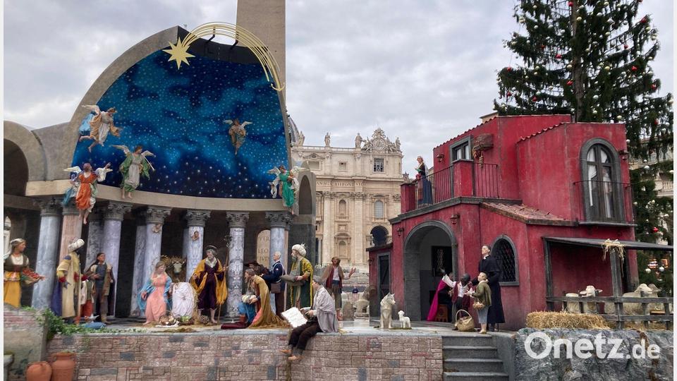 Die Krippe am Petersplatz lockt derzeit zahlreiche Besucher an. Bild: Sabine Dobel/dpa