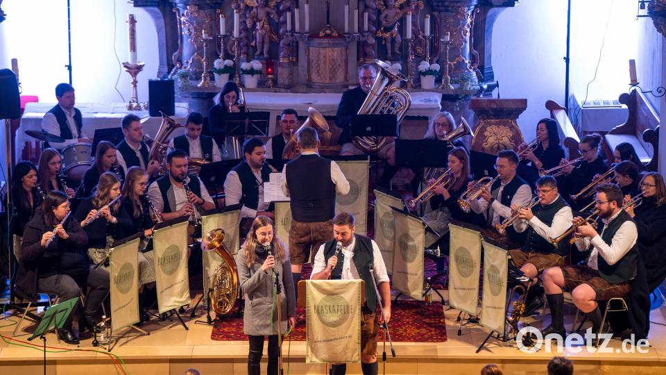 Das Gesangsduo Maria Baumer und Mathias Roth präsentierte zusammen mit der Blaskapelle "A Weihnacht wie's früher war". Bild: Robert Zach