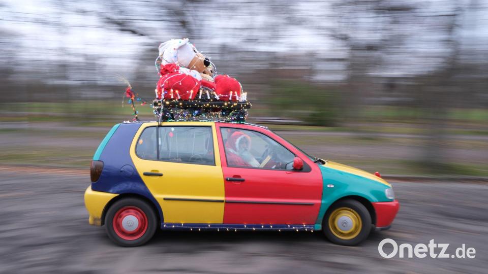 Ein Auto vom Typ Volkswagen Polo in der Edition Harlekin aus dem Jahr 1996 fährt weihnachtlich dekoriert durch Leipzig. Bild: Sebastian Willnow/dpa