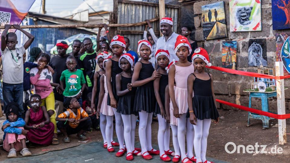 Weihnachtszauber in Kenia: Junge Tänzer bei ihrem großen Auftritt Bild: Samson Otieno/AP/dpa
