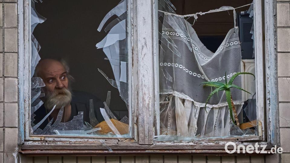 Kiew nach Drohnenangriff: Alter Mann blickt aus zerstörtem Fenster Bild: Efrem Lukatsky/AP/dpa