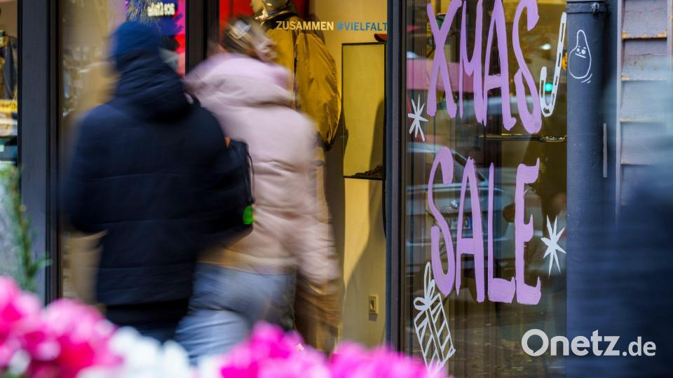 Viele Kunden schauten im Weihnachtsgeschäft stark auf Preise und Rabatte. Bild: Andreas Arnold/dpa
