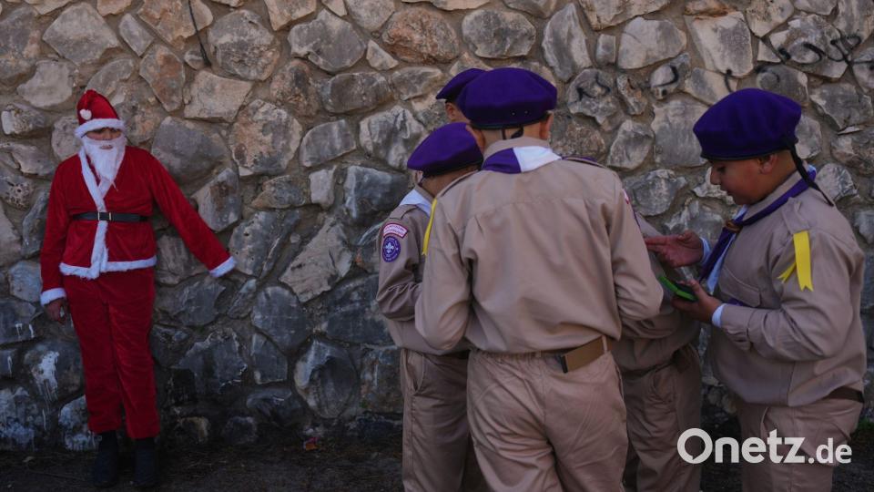Weihnachten in Nazareth - Jugendlicher im Weihnachtsmannkostüm wartet mit Pfadfindern auf Weihnachtsparade Bild: Ariel Schalit/AP/dpa