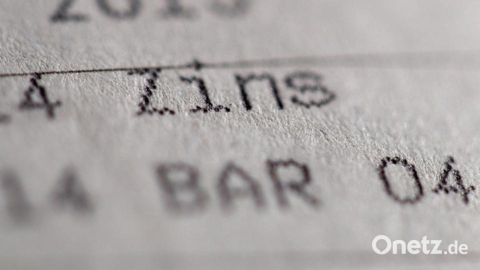 Der Abwärtstrend ist gestoppt, aber die Inflation schlagen Sparerinnen und Sparer mit Fest- und Tagesgeldangeboten nach wie vor in der Regel nicht. (Symbolbild) Bild: Daniel Karmann/dpa