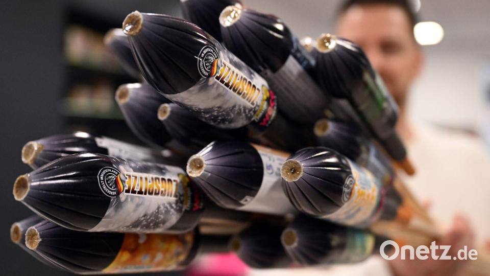 Raketen von Weco - sie sind aus Pappe, wie die Firma betont. Plastikkappen haben sie nicht mehr. Bild: Federico Gambarini/dpa