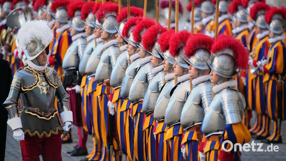 Die Schweizergarde des Papstes wurde Anfang des 16. Jahrhunderts von den Fuggern finanziert. (Archivbild) Bild: Andrew Medichini/AP/dpa