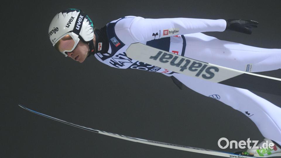 Anze Lanisek ist im Gesamtweltcup vorne dabei. (Archivbild) Bild: Hendrik Schmidt/dpa