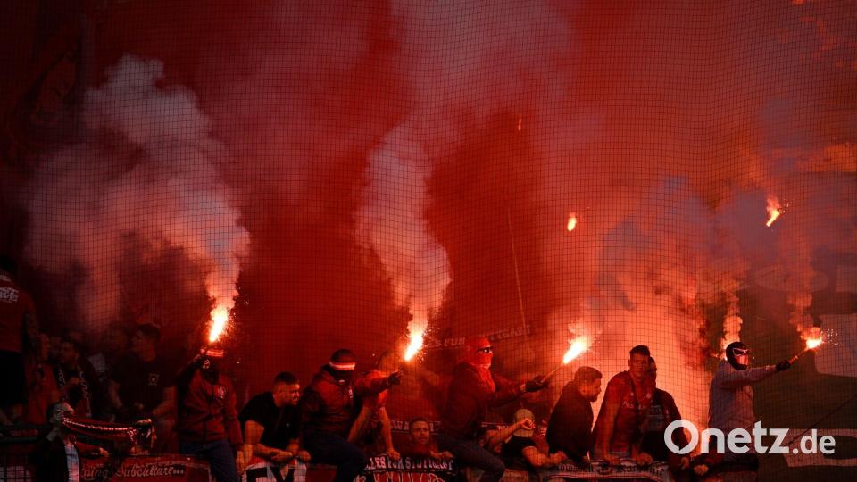 Pyrotechnik ist bei vielen Spielen in den Stadien zu sehen. (Archivbild) Bild: Anke Waelischmiller/dpa