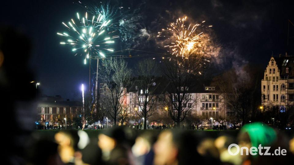 Ein schöner Anblick für die einen, ein Ärgernis für die anderen: Feuerwerk an Silvester. Bild: Christoph Reichwein/dpa