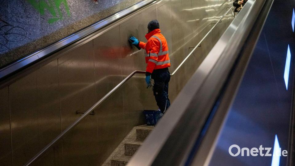 Die Beseitigung von Graffiti kostet einen Haufen Geld. (Archivbild) Bild: Peter Kneffel/dpa