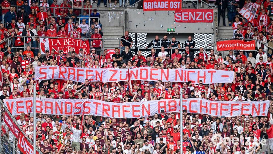 Fans des FC Bayern eigen eine klare Meinung zum Thema Verbandsstrafen. (Archivbild) Bild: Uwe Anspach/dpa