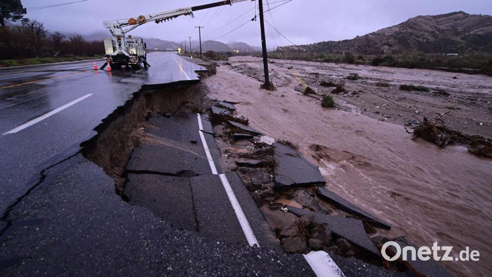 Ein Teil einer kalifornischen Straße wird von Fluten weggespült. Bild: Wally Skalij/FR159296 AP/dpa