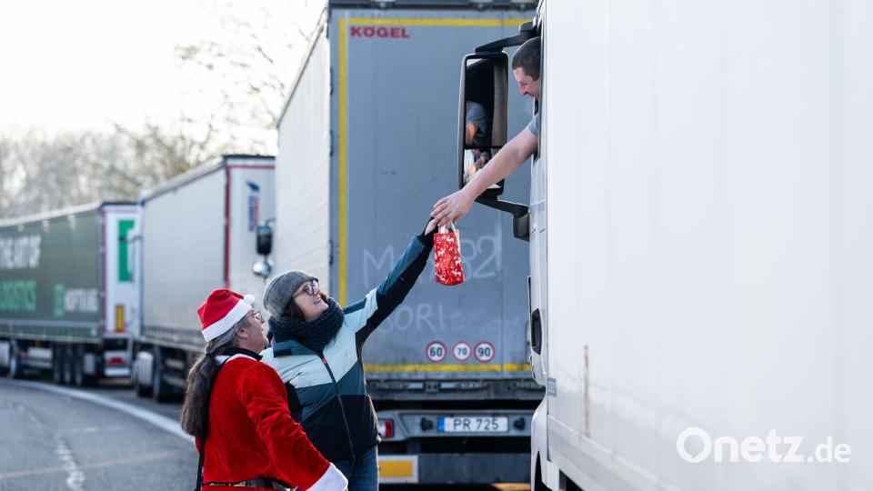 Weihnachtsaktion an der A5: Geschenke für gestrandete Lkw-Fahrer Bild: Silas Stein/dpa