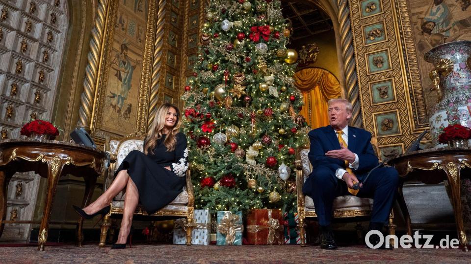 US-Präsident Donald Trump spricht in Begleitung von First Lady Melania Trump bei einem Telefonat. Bild: Alex Brandon/AP/dpa