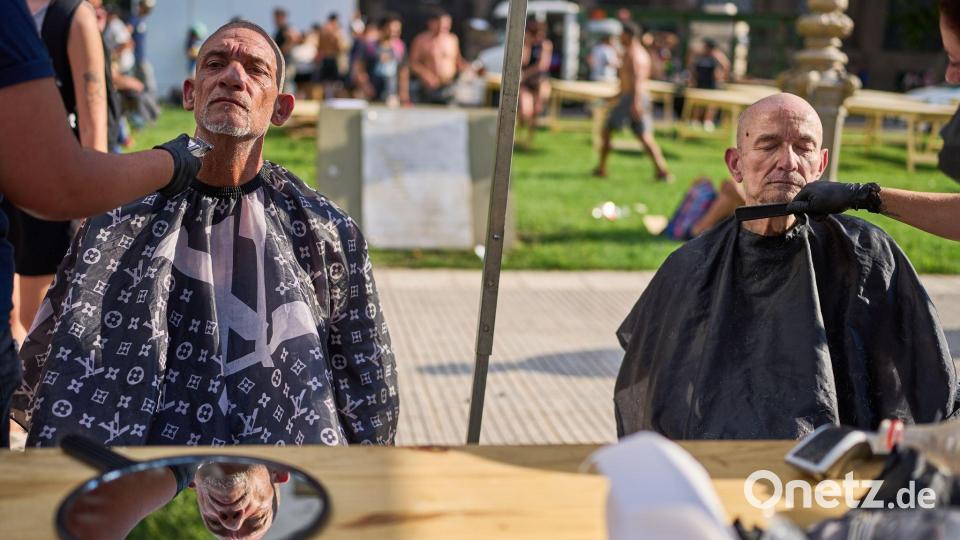 Bedürftige erhalten kostenlose Haarschnitte. Bild: Rodrigo Abd/AP/dpa