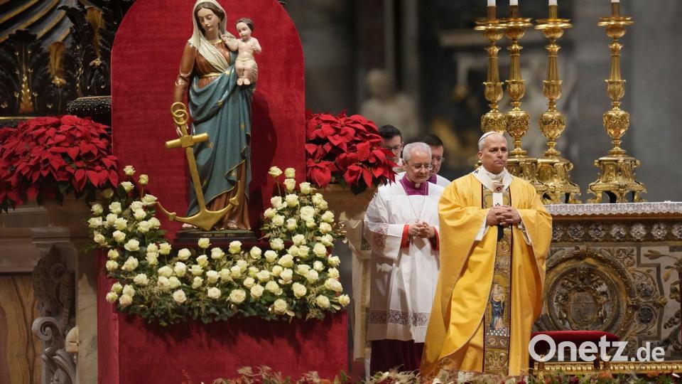 Papst Leo XIV. zelebriert die Heiligabendmesse im Petersdom im Vatikan. Bild: Gregorio Borgia/AP/dpa
