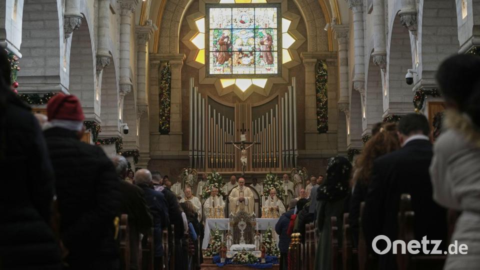 Patriarch Pizzaballa leitet Weihnachtsmesse in der Geburtskirche von Bethlehem Bild: Mahmoud Illean/AP/dpa