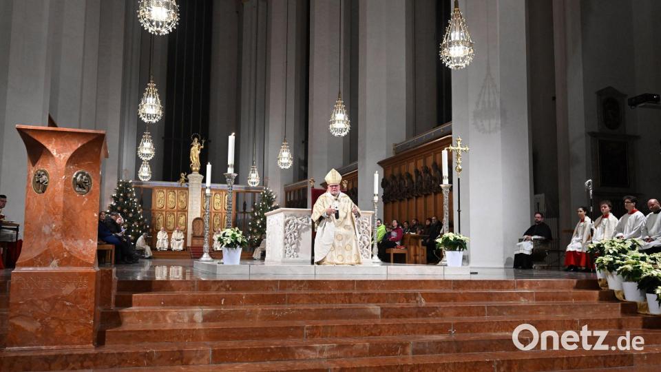 Kardinal Reinhard Marx sitzt im Münchner Dom vor dem Altar. Bild: Felix Hörhager/dpa