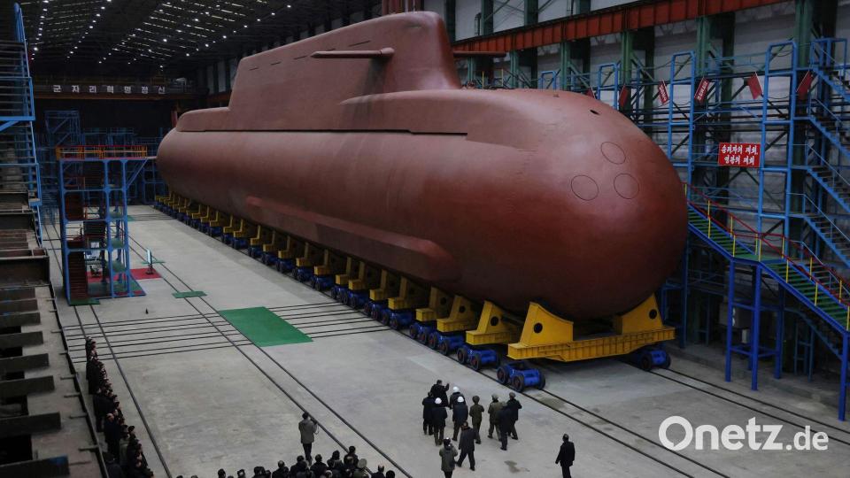 Nordkoreas Machthaber Kim Jong Un besichtigt U-Boot-Werft. Bild: Uncredited/KCNA via KNS/AP/dpa