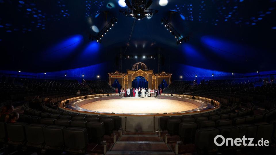 Der Circus Krone feierte am ersten Weihnachtstag die Premiere seines Winterprogramms, das in diesem Jahr unter dem Motto „Ich. Du. Wir. Krone“ steht. (Archivbild) Bild: Lukas Barth/dpa