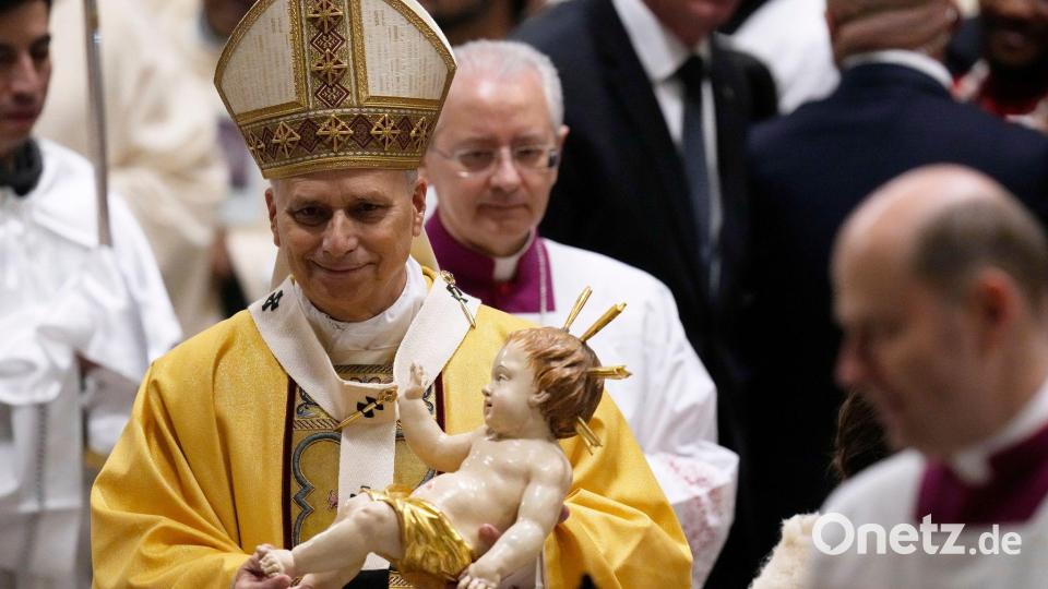 Papst Leo XIV. hält die Statue des Jesuskindes. Bild: Gregorio Borgia/AP/dpa