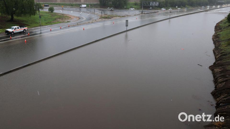 Eine Autobahn in Südkalifornien ist überschwemmt. Bild: Jonathan Alcorn/ZUMA Press Wire/AP/dpa