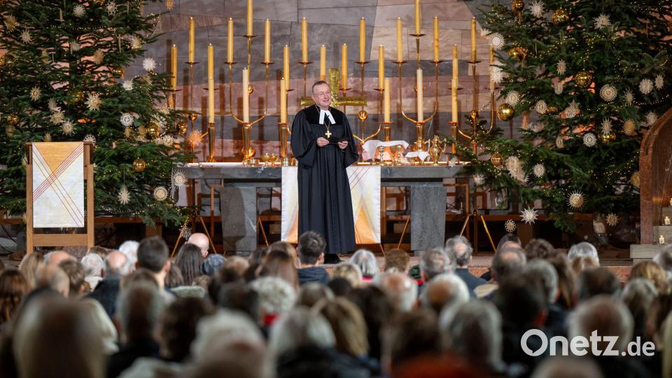 Der evangelische Landesbischof Christian Kopp zelebriert den Weihnachtsgottesdienst. Bild: Peter Kneffel/dpa