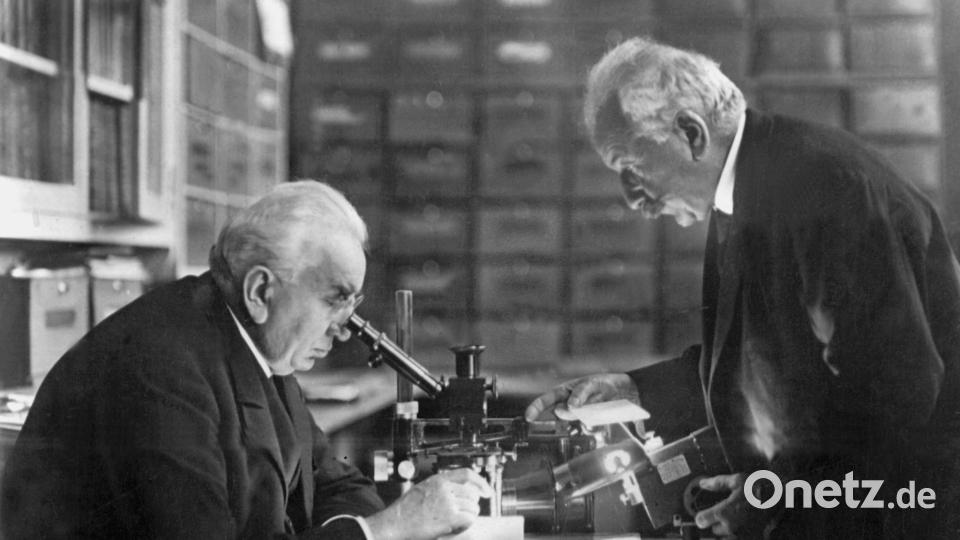 Die Brüder Auguste (rechts) und Louis Lumière gelten als Erfinder des Kinos. (Archivbild) Bild: picture-alliance / dpa