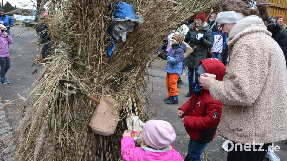 Sehen schon furchteinflösend aus, die Spechte in Pleußen, ausgestattet mit Schilf und Stroh. Für die kleinen Besucher freilich hatten sie etwas Süßes mitgebracht. Bild: jr