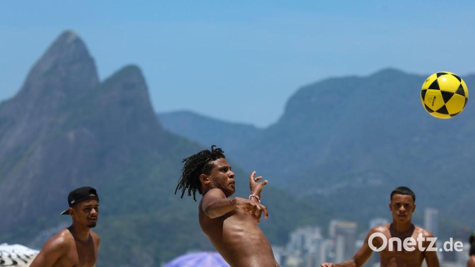 Brasilianer spielen bei 32 Grad nach den Weihnachtstagen Fußball am Strand in Rio de Janeiro. Bild: Tomaz Silva/Agencia Brazil/dpa