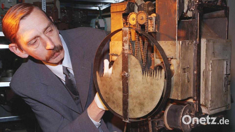 Das Bioskop, eine technische Neuerung, spielte zwei Filmstreifen abwechselnd und projizierte sie so auf die Leinwand. (Archivbild) Bild: picture alliance / dpa