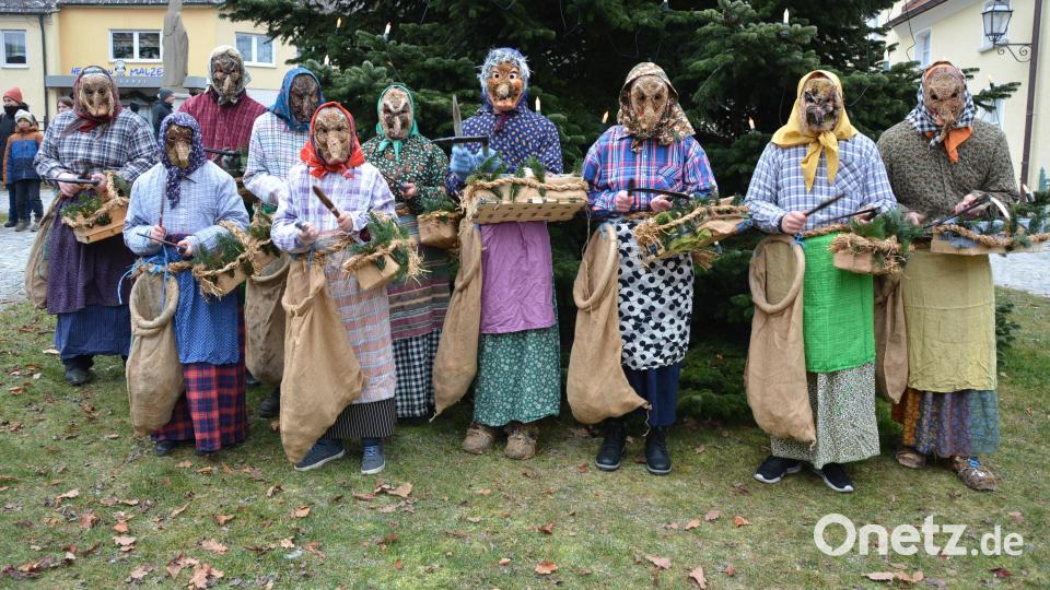 Zehn Spechte ließen sich zum Abschluss gerne vorm Christbaum in Konnersreuth fotografieren, wo dieses Brauchtum seit mehr als 75 Jahren zuhause ist. Bild: jr