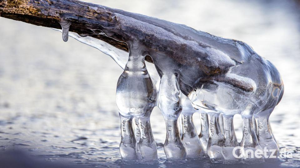 Kleine Eisstrukturen haben sich nach zwei sehr kalten Nächten am Ufer der Talsperre Spremberg gebildet. Bild: Frank Hammerschmidt/dpa