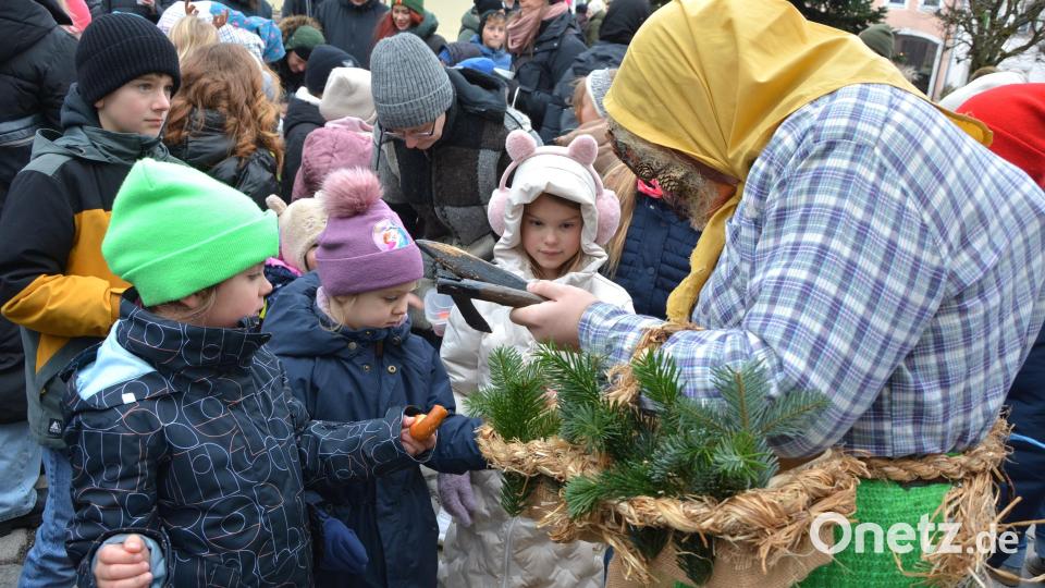 Großes Spektakel zur Mittagszeit an Heiligabend in Konnersreuth. Kinder tauschte ihre mitgebrachten Brotreste gegen Süßes aus dem Körbchen der Spechte ein. Vorhandene Ängste der Kinder waren wie weg gelöscht, als sie Süßes erhielten. Bild: jr