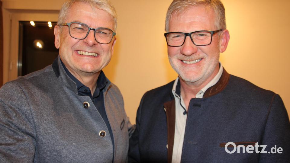 Landtagsabgeordneter Martin Scharf gratulierte Johann Wurm (rechts) zur einstimmigen Wahl als Bürgermeisterkandidat der Freien Wähler. Bild: kro