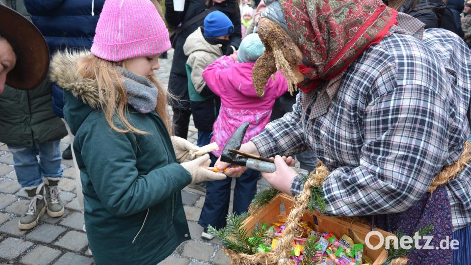 Schnell verloren die Kinder die Angst, gab es doch Süßes aus dem Körbchen. Bild: jr