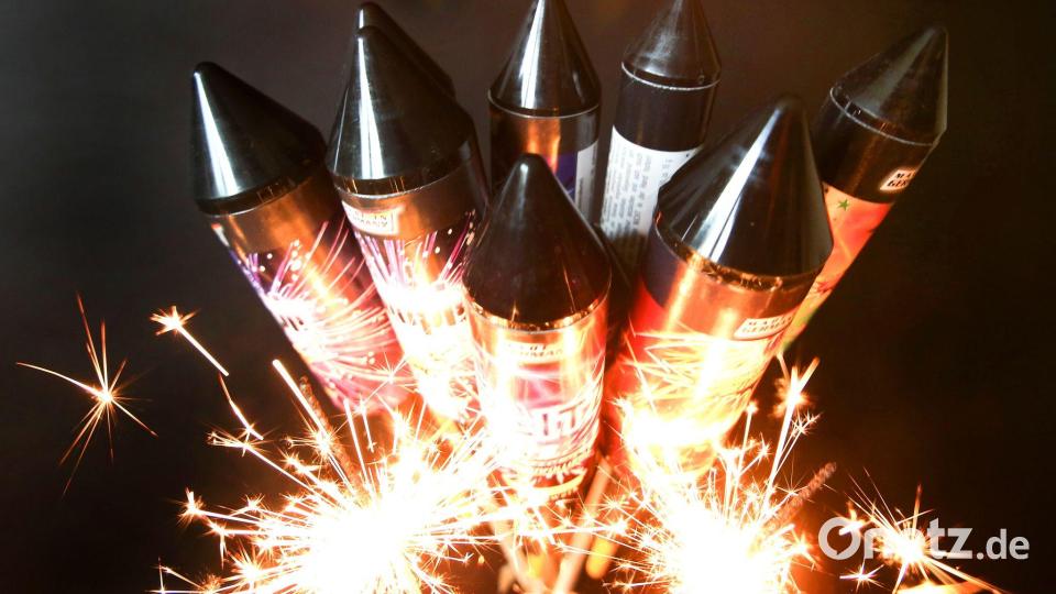 Professionell gestaltete Zentralfeuerwerke könnten die unkontrollierte Böllerei von Privatpersonen ersetzen. (Symbolfoto) Bild: Roland Weihrauch/dpa/dpa-tmn