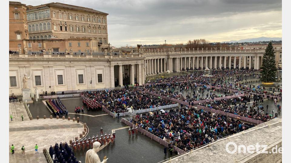 Tausende Gläubige warteten in der nassen Kälte auf dem Petersplatz auf den Segen des Papstes. Bild: Sabine Dobel/dpa