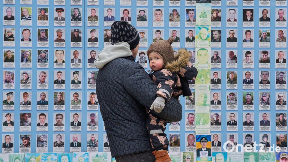 Die Ukraine hat viele Tote zu beklagen und wartet sehnlich auf Frieden. Bild: Efrem Lukatsky/AP/dpa