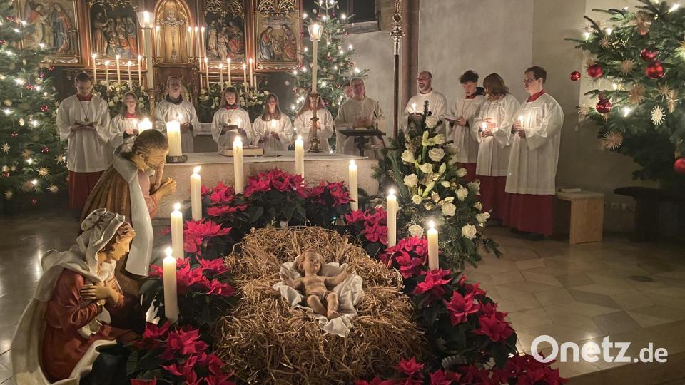 In der Dunkelheit erhellten Kerzen als Zeichen der Hoffnung den Altarraum und die Krippe in der Nabburger Stadtpfarrkirche St. Johannes zur nächtlichen Christmette. Bild: aub