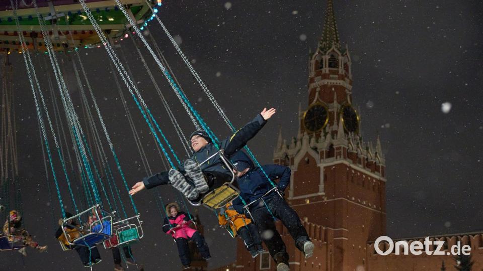 Karussell vor Kremlkulisse: Kinder vergnügen sich auf dem Weihnachtsmarkt am Roten Platz Bild: Alexander Zemlianichenko/AP/dpa