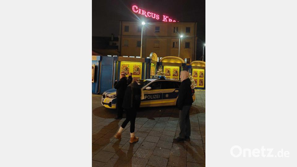 Aktivisten hatten versucht, in der Manege ein Banner zu entrollen. Bild: Britta Schultejans/dpa