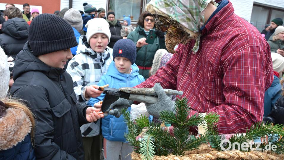 Großes Spektakel zur Mittagszeit an Heiligabend in Konnersreuth. Kinder tauschte ihre mitgebrachten Brotreste gegen Süßes aus dem Körbchen der Spechte ein. Vorhandene Ängste der Kinder waren wie weg gelöscht, als sie Süßes erhielten. Bild: jr