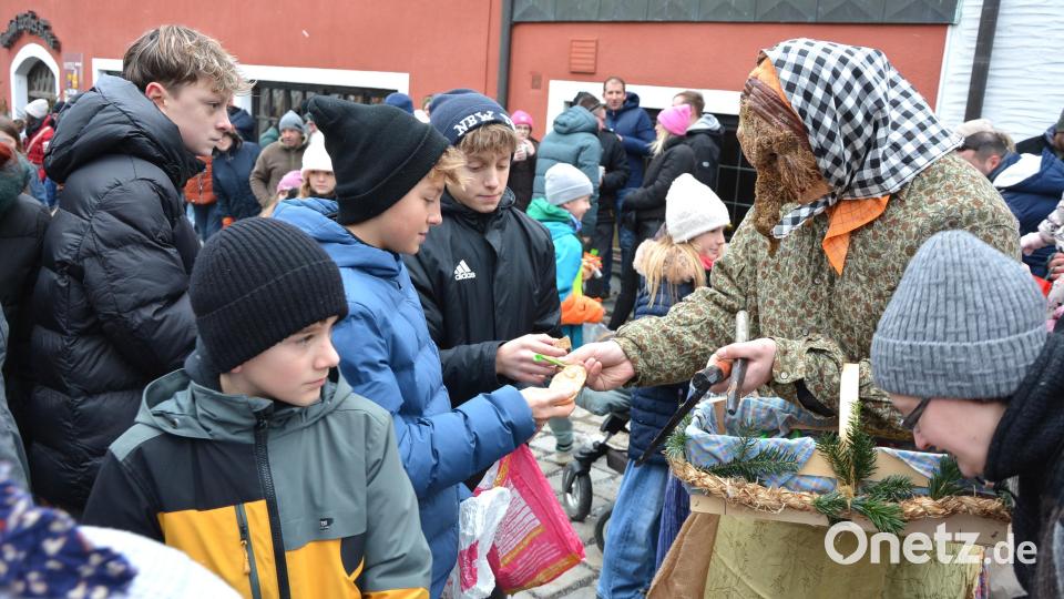 Großes Spektakel zur Mittagszeit an Heiligabend in Konnersreuth. Kinder tauschte ihre mitgebrachten Brotreste gegen Süßes aus dem Körbchen der Spechte ein. Vorhandene Ängste der Kinder waren wie weg gelöscht, als sie Süßes erhielten. Bild: jr